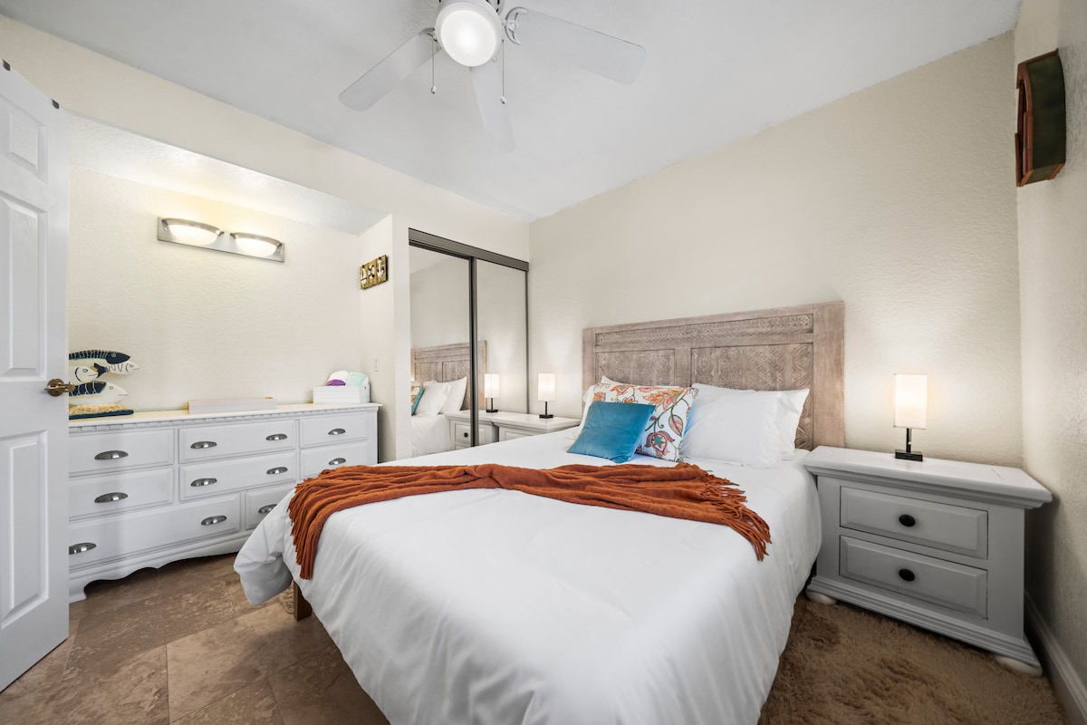 Ძირითადი საძინებელი გთავაზობთ დედოფლის ზომის საწოლს, საწოლთან მდგარ მაგიდებს, საკითხავ ლამპებს, კარადას, სმარტ-ტელევიზორს და კომფორტულ თეთრეულს.