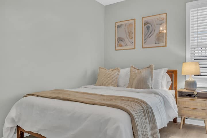 « Oyster Room » avec lit Queen Size, salle de bain attenante, télévision connectée.