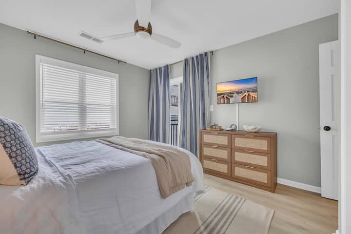 Chambre principale avec de belles vues.  Écoutez les vagues s'endormir.
Inclus 
Télévision
Master Closet
Porte vitrée coulissante donnant sur le balcon
Salle de bain attenante