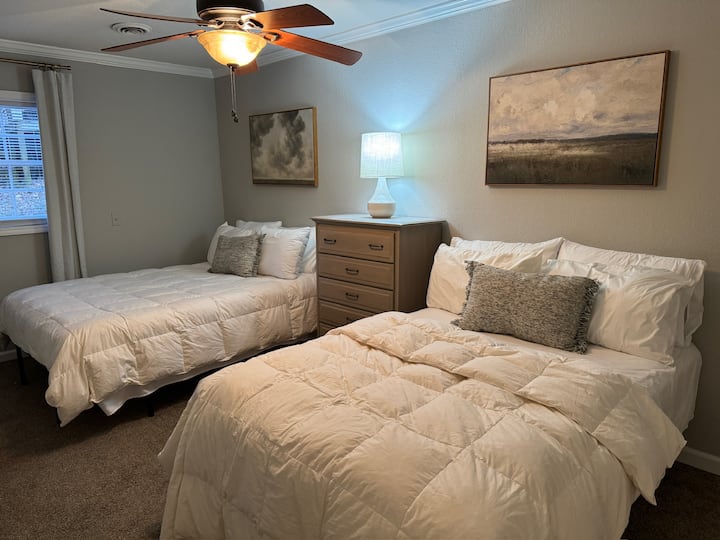 Chumba cha kulala cha watu wawili/Malkia kilicho kwenye kiwango cha chini cha nyumba 