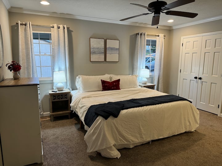 Chumba cha kulala cha kifalme kilicho kwenye ghorofa ya kuingia (ghorofa ya kati ya nyumba) 