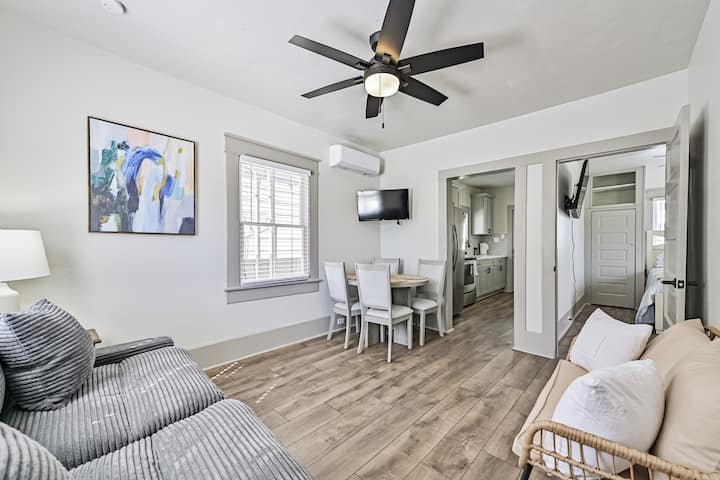 Cozy Beach Cottage Steps From The Beach - Galveston, TX