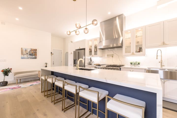 Luxury 4BR w/rooftop + parking