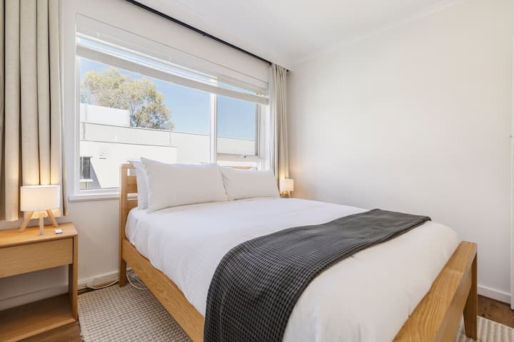 Сместете се во втората спална соба, топол и привлечен простор со двоен кревет, меко осветлување, чиста постелнина и релаксирачки амбиент за мирен сон.