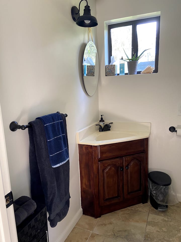 The Zen Space, detached studio, walk to the creek!