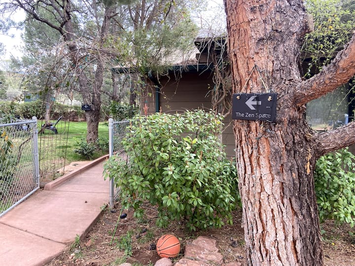 The Zen Space, detached studio, walk to the creek!