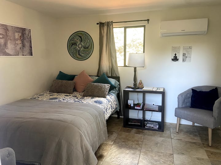 The Zen Space, detached studio, walk to the creek!