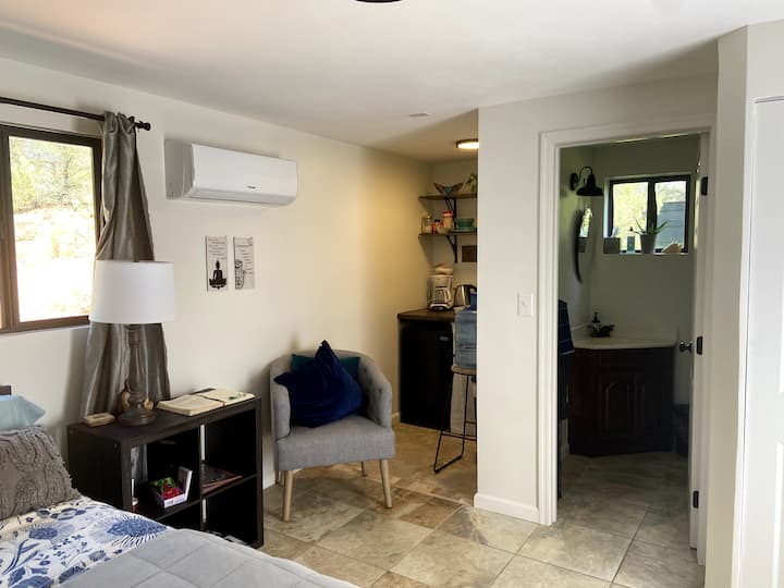 The Zen Space, detached studio, walk to the creek!