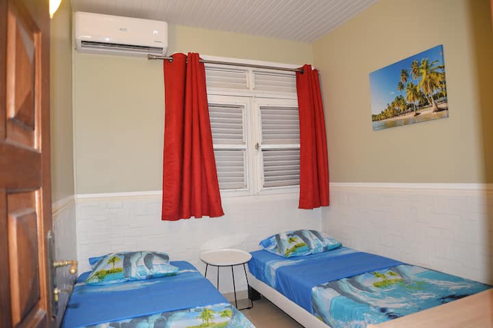 חדר שינה עם 2 מיטות יחיד + מלתחה