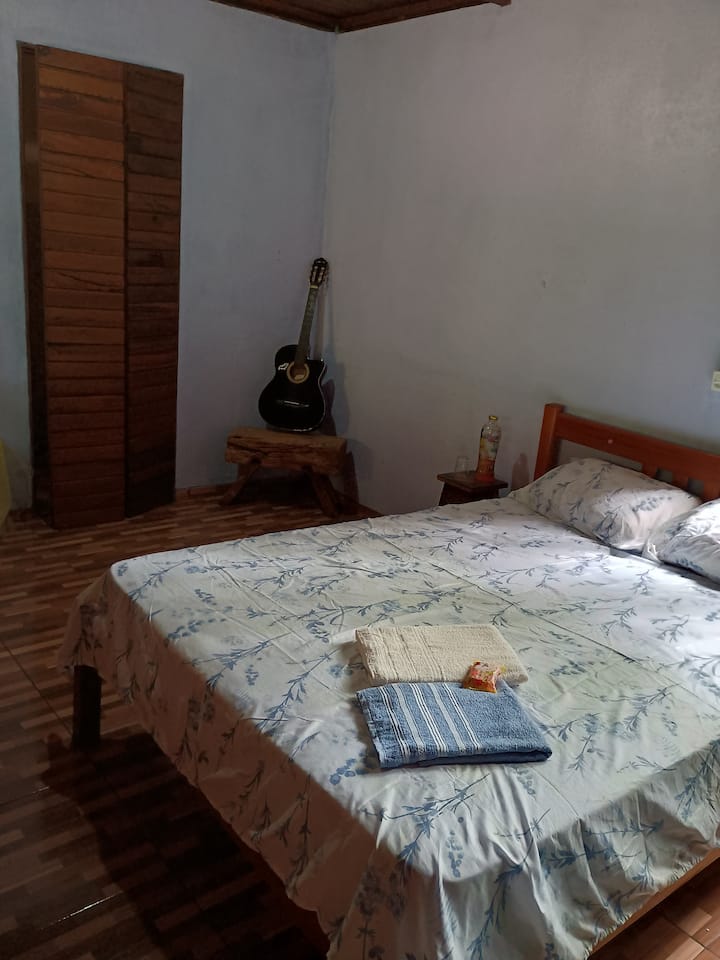 Suite privada amplia y ventilada. Tiene una cama doble, una cama individual y ganchos para hamacas.