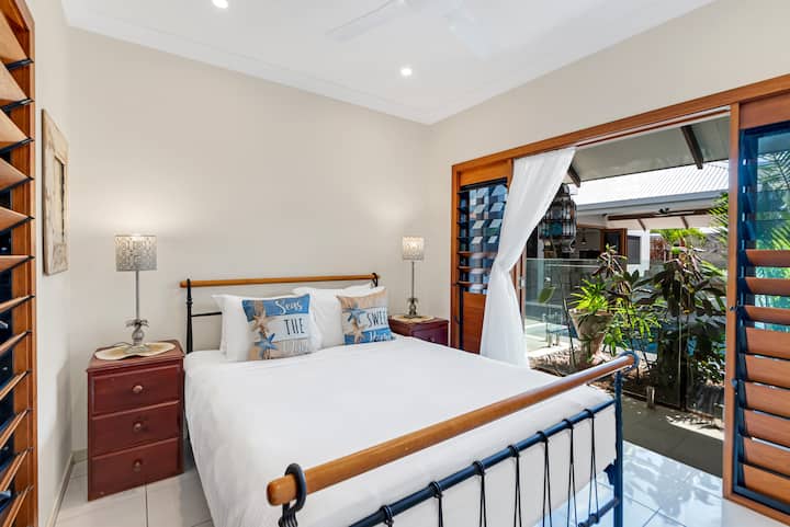 היכנסו ישר לנווה המדבר לצד הבריכה מחדר השינה הרביעי למטה, שם מיטת קווין סייז ועיצוב חוף מזמינים לילות נינוחים ובקרים שטופי שמש.