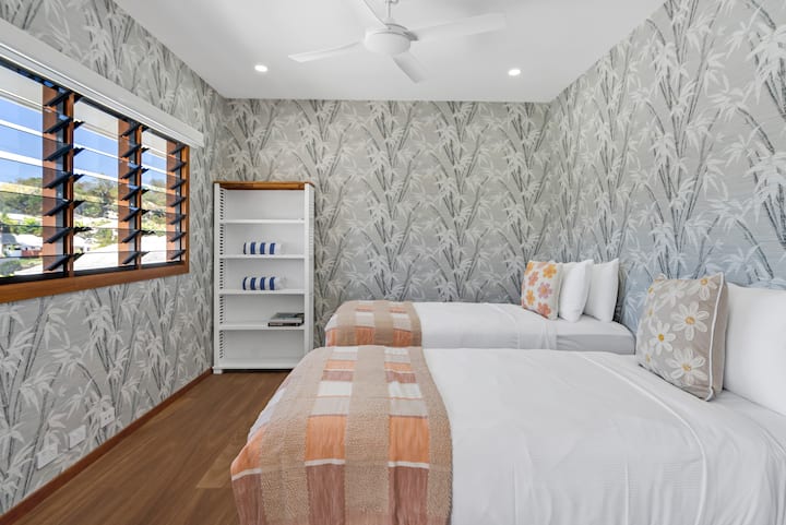 להיטען בחדר השינה השלישי למעלה, עם שתי מיטות נפרדות וטפט מקסים עם עלים ללילה שקט.