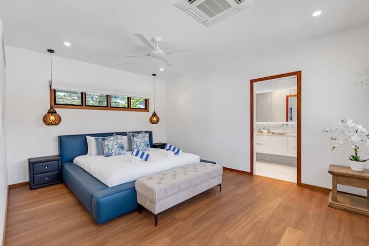 להתבודד בסוויטה הראשית המפוארת למעלה, עם מיטת קינג סייז ותאורת תליון מרגיעה.