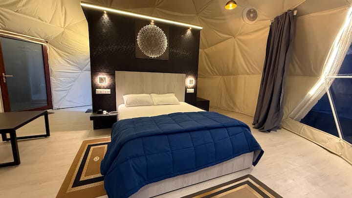 Cosy Queen Bed with 15 feet high dome ceiling with mountain view