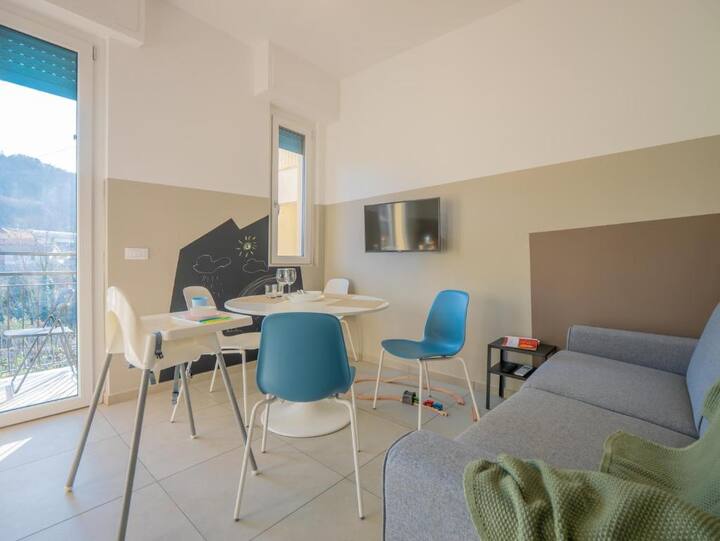 طاولة طعام وكرسي مرتفع وأريكة