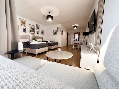 Leistungsstarkes Airbnb: PrimeTimeSuites | Near the trade fair & central station in Südviertel