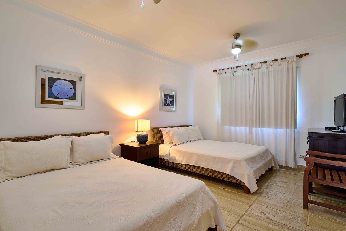 تحتوي غرفة النوم الثالثة على سريرين مزدوجين وتكييف هواء ومروحة سقف وتلفزيون مع كابل وحمام داخلي خاص وخزانة واسعة.
