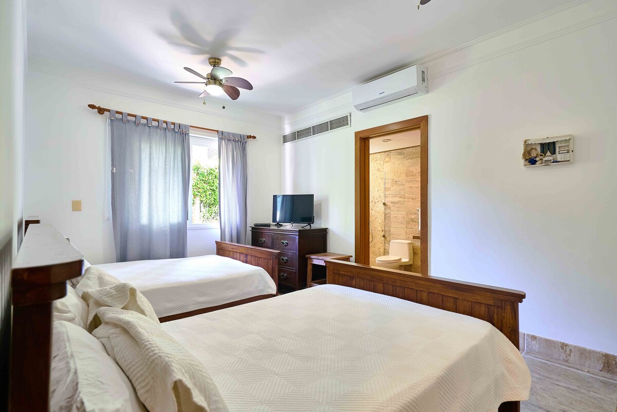 تحتوي غرفة النوم الثانية على سريرين بحجم كوين وتكييف هواء ومروحة سقف وتلفزيون مع كابل وحمام داخلي خاص وخزانة واسعة.
