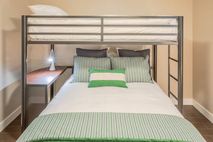 Este dormitorio incluye una cama individual y una cama doble.