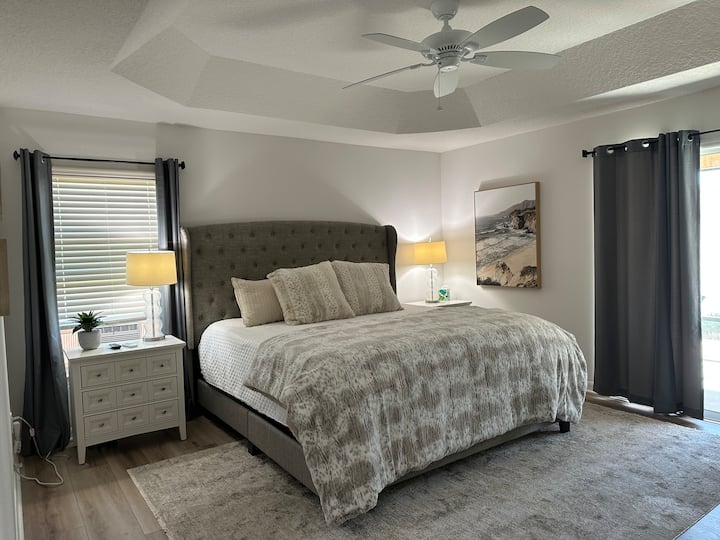 Dormitorio principal: la cama ajustable King Tempur-pedic mediana y suave para mayor comodidad para ambos huéspedes.  Cada huésped puede controlar su lado.