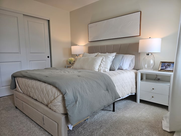 Colchón y almohadas híbridos Queen nuevos, 2 mesitas de noche y cajones debajo de la cama para almacenamiento, armario completo. 