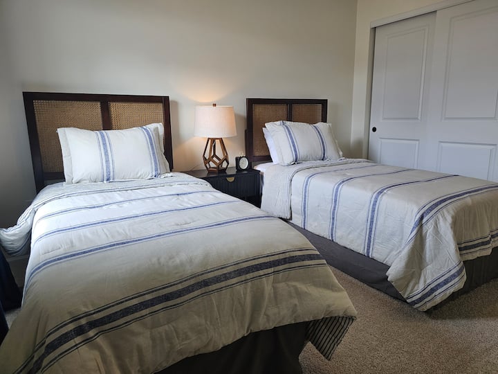 2 colchones individuales de espuma viscoelástica, mesita de noche y cajones de la unidad de estantes para almacenamiento. Armario completo. 