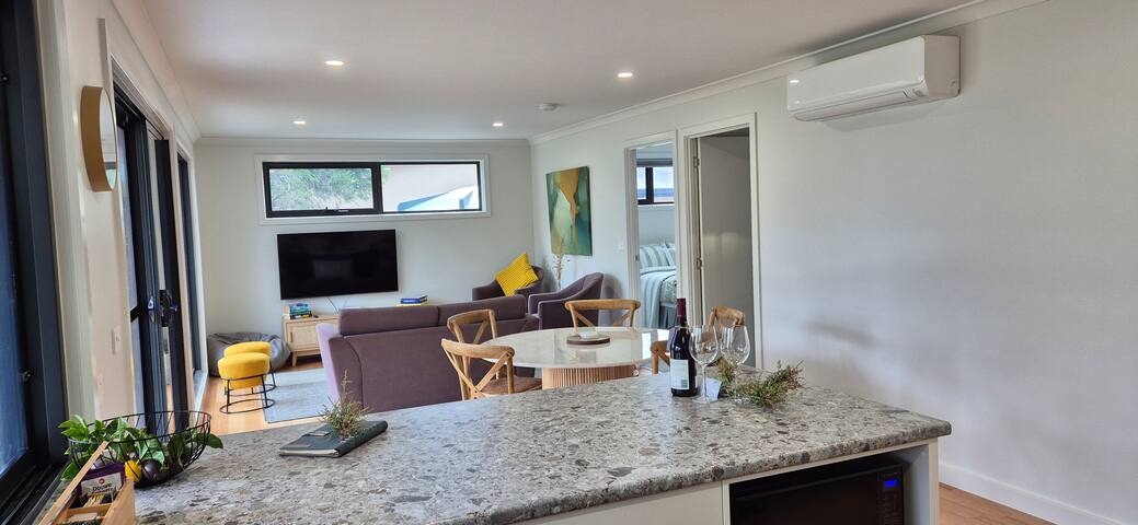 Joeys Place -Waterfront family home @ Freycinet! gallery image 4