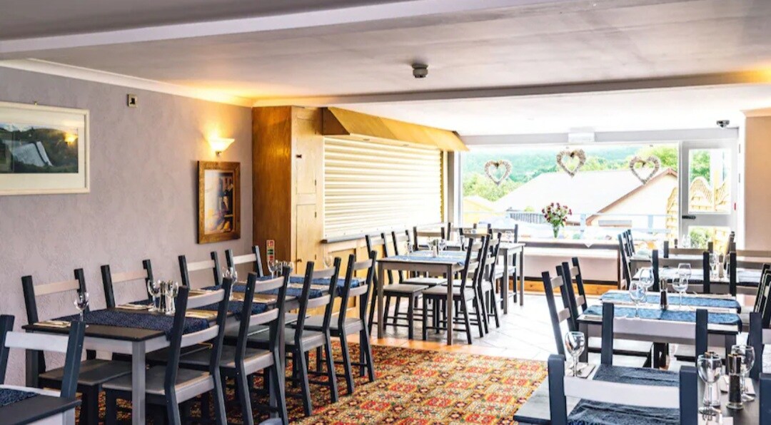 Cosy family room & breakfast