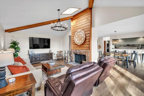 Top performing Airbnb: 3BR Paris Mtn Cabin with Fireplace & Scenic Views in Travelers Rest