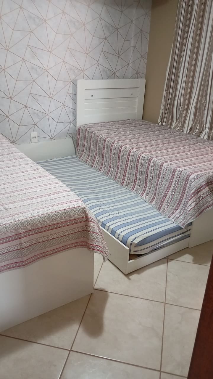 Izba so 4 lôžkami so stropným ventilátorom a podlahovým ventilátorom