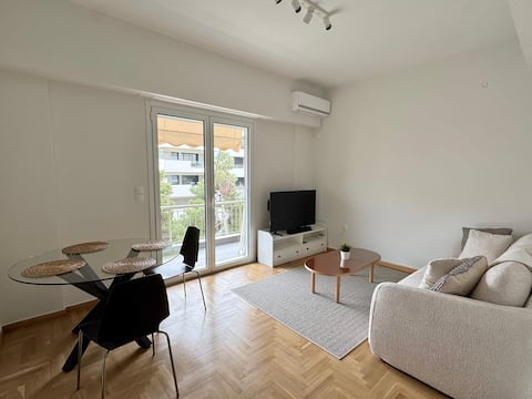 Popular Airbnb listing: Cozy Apartment with a View in ΚΟΛΩΝΑΚΙ