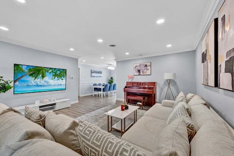 Sleep 7| Cozy Disneyland Pool House