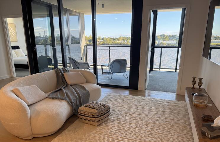 Riverfront Luxe 2Bed Pool Parking gallery image 4
