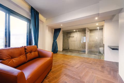 at BTS metro room free wifi in Bangkok 2/1