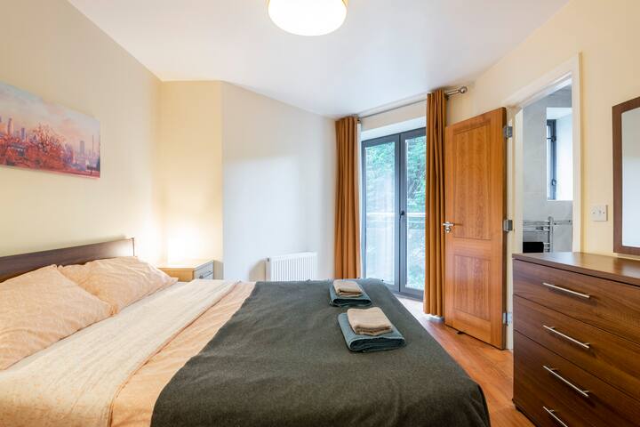 Large open plan living near tram line & Parking gallery image 5