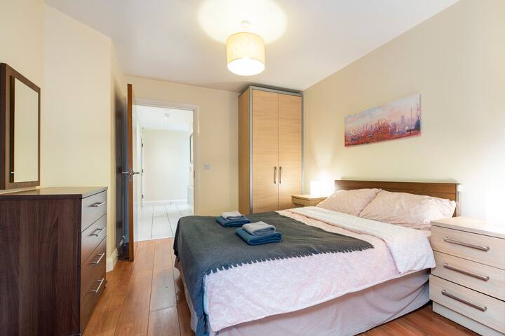 Large open plan living near tram line & Parking gallery image 3