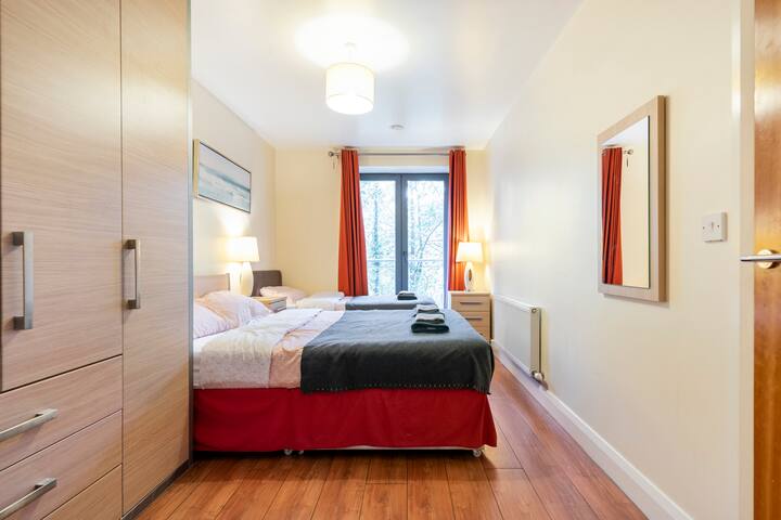 Large open plan living near tram line & Parking gallery image 2