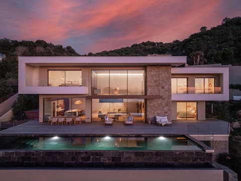 180° sea view, infinity pool, luxury elevator