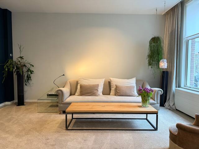 Luxurious artist family home with garden gallery image 4