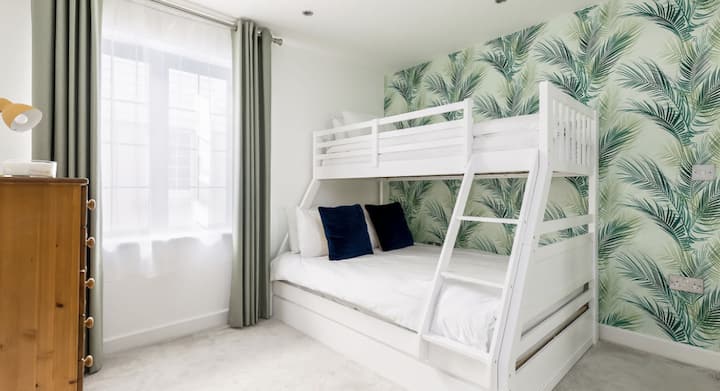 Krevet na kat, bračni krevet na dnu, jednostruki krevet na vrhu. Vješanje i spremište u ladici.