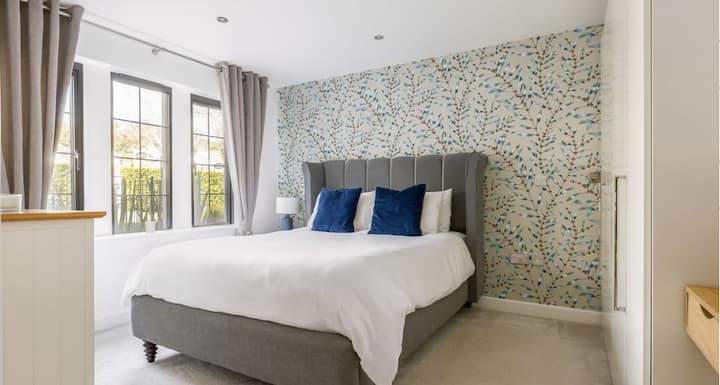 Bračni krevet (180x200)
Kupaonica sa spojenom kupaonicom
