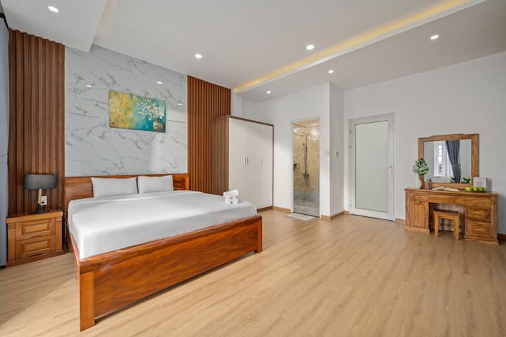 يوجد سرير كينج واحد، مع شرفة وإطلالة مشتركة على حمام السباحة، مع طاولة تزيين وتلفزيون ذكي وتكييف هواء وحمام داخلي وخزانة ملابس