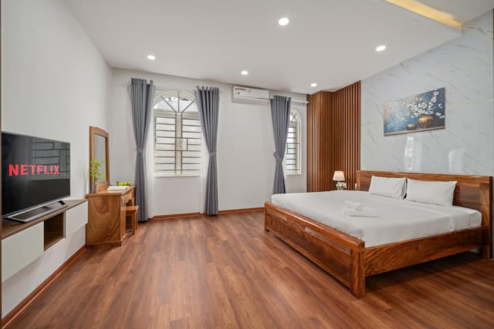 يوجد سرير كينج واحد، مع نافذة جيدة التهوية، مع طاولة تزيين وتلفزيون ذكي وتكييف هواء وحمام داخلي وخزانة ملابس