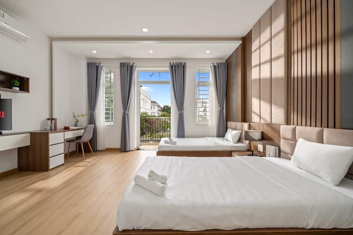 يوجد سريران 120 سم، مع شرفة بإطلالة مشتركة على حمام السباحة، مع طاولة دراسة، وتلفزيون ذكي، وتكييف هواء، وحمام داخلي، وخزانة ملابس