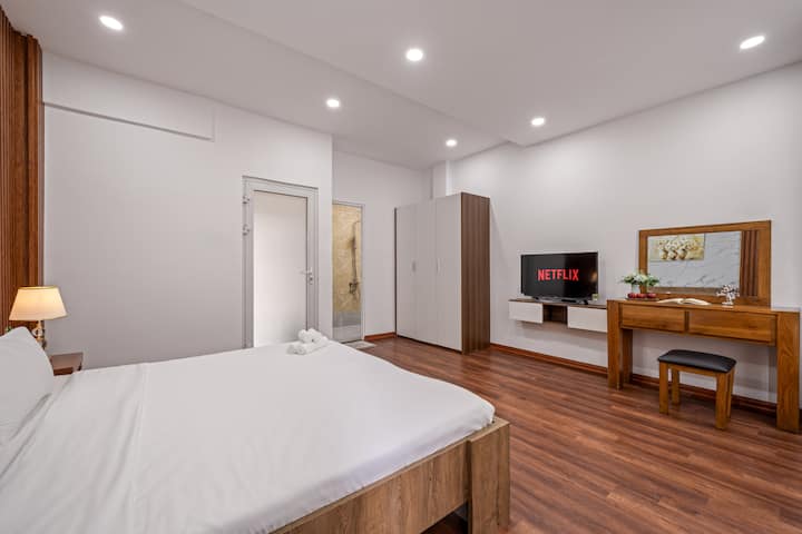 يوجد سرير كينج واحد، مع نافذة جيدة التهوية، مع طاولة تزيين وتلفزيون ذكي وتكييف هواء وحمام داخلي وخزانة ملابس