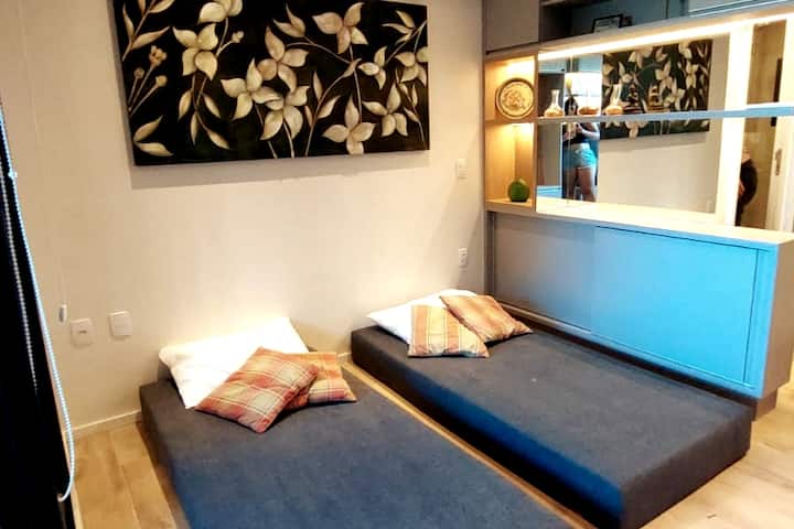 يمكن تحويل الأريكة إلى سريرين مفردين. مرتبة ثابتة ومريحة