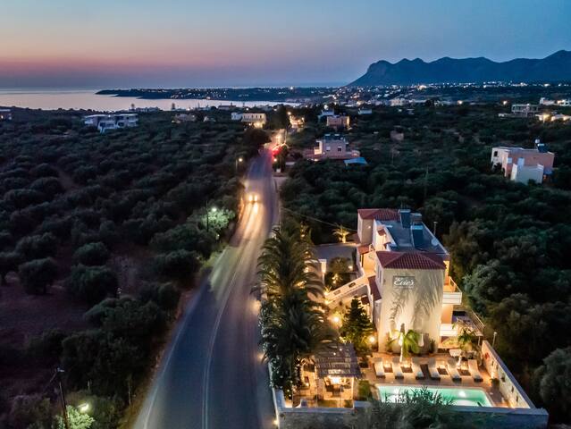 Villa Evie’s-4Apt’s- 6 Bdr-Heated*pool- No Beach gallery image 2