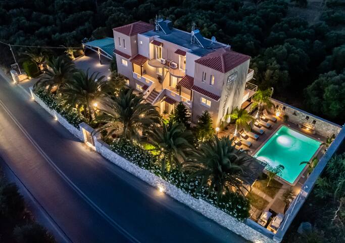 Villa Evie’s-4Apt’s- 6 Bdr-Heated*pool- No Beach gallery image 4