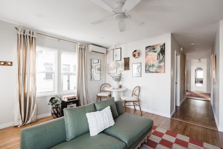 ห้องนั่งเล่นพร้อมเฟรมทีวีเครื่องเล่นแผ่นเสียงและโต๊ะเล่น