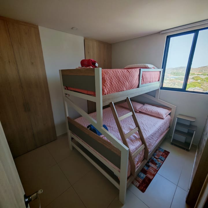 Një dhomë gjumi me një krevat dopio dhe një krevat tek, një dollap, ajër të kondicionuar dhe një banjë të kompletuar.